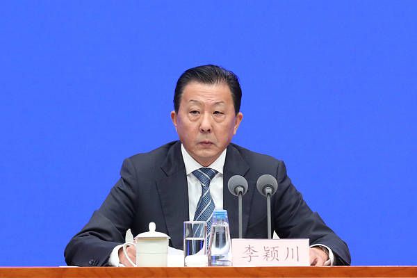 最后，党中央决定将这些胶卷送往莫斯科显影，为影片配上音乐和解说